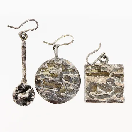 3 udda örhänge, 1x40mm, 1x34mm, 1x32mm, silver 830/1000. Vikt: 15,3 g