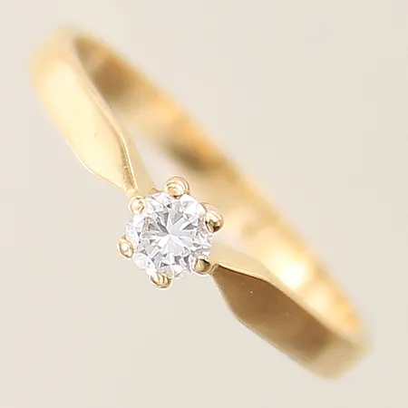 Ring med diamant 0,18ct enligt gravyr stl 17½ bredd: 2-4mm Strömdahls Juveler 18K  Vikt: 2,3 g