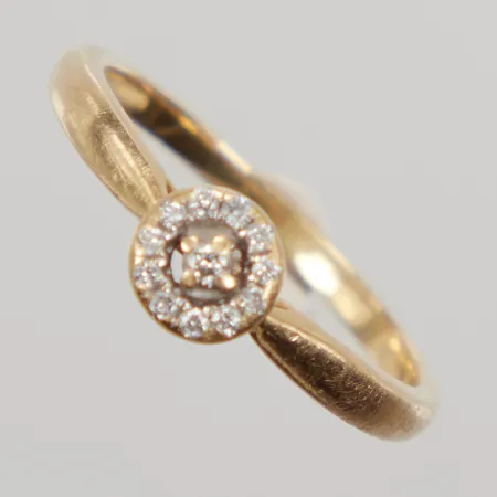 Ring med diamanter 1xca0,01ct och 11xca0,005ct, stl:16, bredd 5,4mm, deformerad krona , GHA, 18K Vikt: 2,1 g