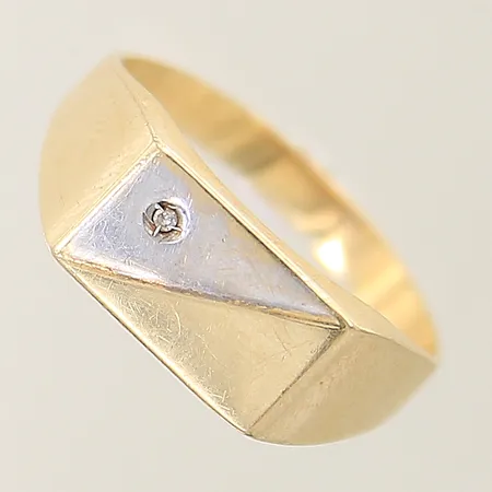 Ring med diamant ca 0,005ct stl:19 bredd: 3-8mm vitguldsdetaljer 14K  Vikt: 3,3 g