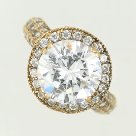 Ring med stor vit sten och 31 mindre stenar, stl 17 bredd 2-13mm, sliten, 14K 5g totalt