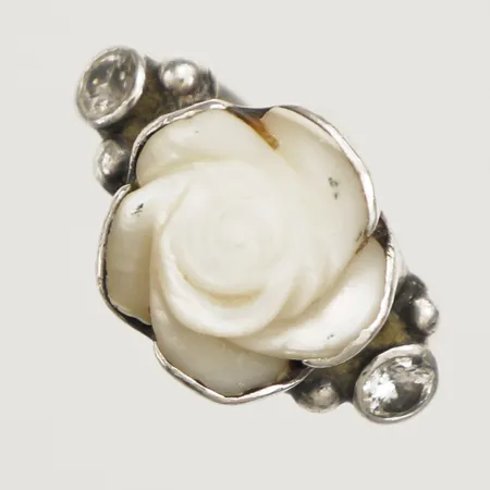 Ring med opal och vita stenar stl:18½ bredd 4,7mm 925/1000 silver Vikt: 7,6 g