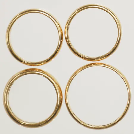 Fyra ringar släta gravyrer 18K Vikt: 17,6 g