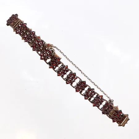 Armband med granater, längd 20cm, bred 12mm, 830/1000 silver. Vikt: 25,1 g