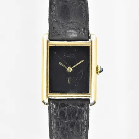 Armbandsur Cartier Tank Must de Cartier, Argent förgyllt silver, manuell, boett 24x30mm, boettnr 027038, kaliber 2512-1, slitet läderband ej original, färgbortfall på förgyllning, svart urtavla, ca 1970-1980-tal, fungerade vid testtillfället, inga tillbehör.