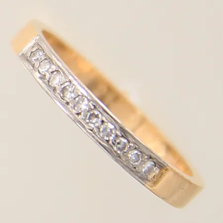 Ring med diamanter 0,10ctv enligt gravyr stl:17 bredd:2,6mm gravyr 18K  Vikt: 2,6 g