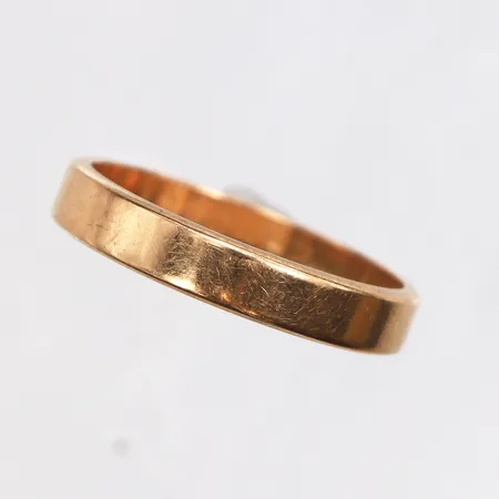 Ring slät, stl:18, bredd 3,7mm, gravyr, 18K. Vikt: 3,9 g