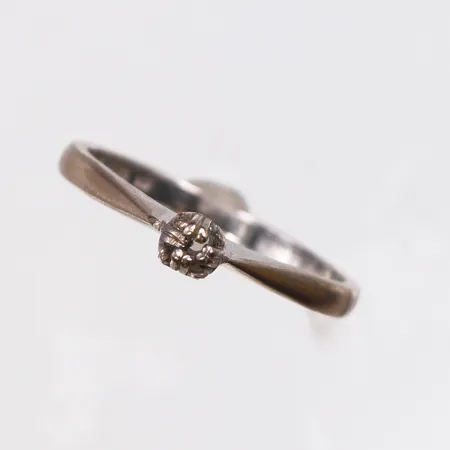 Ring, stl:18, vitguld, defekt utan sten, 18K. Vikt: 2,8 g