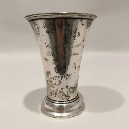 Bägare höjd 12,5cm med personlig gravyr, inbucklad Silver 830/1000 Vikt: 106,5 g