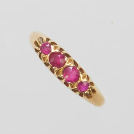 Ring med röda stenar, stl:15½, bredd 2-4mm, år 1927, 18K Vikt: 2,0g Vikt: 2 g