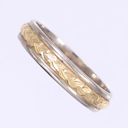 Ring med flätad dekor stl 20¾ bredd 5mm gravyr vitguld/rödguld 18K  Vikt: 5,8 g