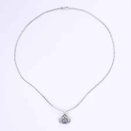 Halscollier med vita stenar och troligtvis opal längd 40cm bredd 2-18mm kistlås vitguld 18K Vikt: 17,3 g