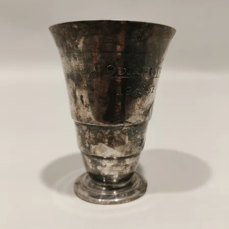 Pokal med emblem höjd 7cm, personlig gravyr Silver 830/1000 Vikt: 45,7 g