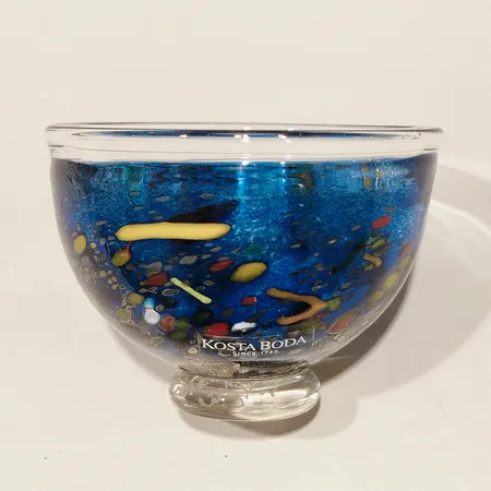 Miniatyrskål Satellit av Bertil Vallien för Kosta Boda signerad 5925 höjd 5cm Ø7cm Vikt: 0 g