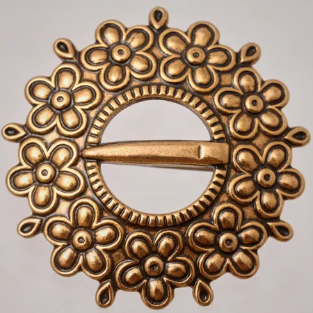 Brosch Kalevala Loviisan Solki mått Ø36mm, brons.