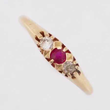 Ring röd och vita stenar stl:17¾ bredd 1,3-4,2mm, gravyr, 18K Vikt: 1,8 g