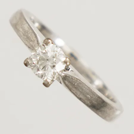 Ring med diamant 0,50ct W/P enligt gravyr, stl 17½, bredd 2,7-5,6mm GHA 18K  Vikt: 5,5 g