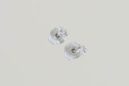 Ett par örhängen med diamant 0,01ct bredd 2 mm 18K Vikt: 0,7 g