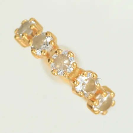 Ring med 5 vita stenar, stl 18 bredd 3-5mm, 18K 1,4g totalt.