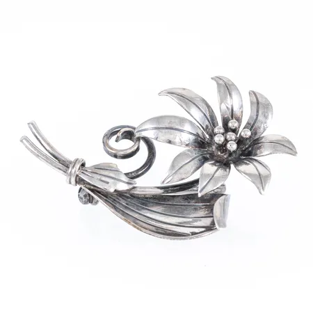 Brosch blomma 49x32mm, stämplad E9 (1955), VJ (Victor Janson Guldvaru AB, Lindesberg), S, kattfot, signerad Vicson. Silver 6,6g.