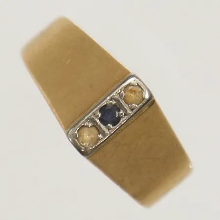 Ring med safir samt vita stenar stl:18, bredd 3,1-8,4mm år 1966 Alton Guldvaru Ab Vikt: 3,3 g