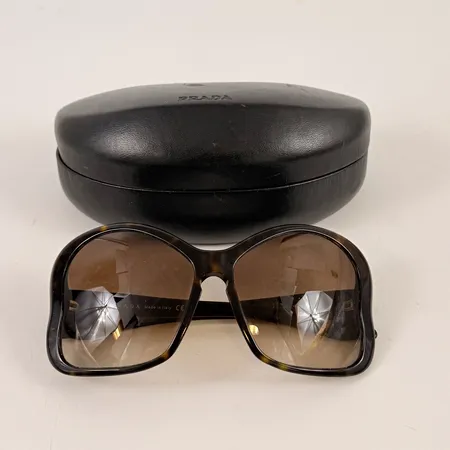Solglasögon Prada SPR 181, Dark Tortoise, bruksslitage, repor på glas, etui, lös botten i etui.