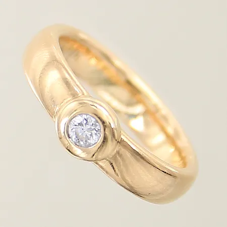 Ring med diamant ca 0,15ct stl:18 bredd:5-6mm Schalins 18K  Vikt: 9,2 g