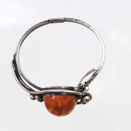 Armring med bärnsten, Ø61mm, bredd 3,9-40,8mm, bruksslitage/repig, 925/1000 silver. Vikt: 36,4 g