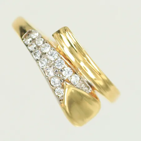 Ring med 14 vita stenar, stl 17¾ bredd 2-9mm, 18K 2,9g totalt