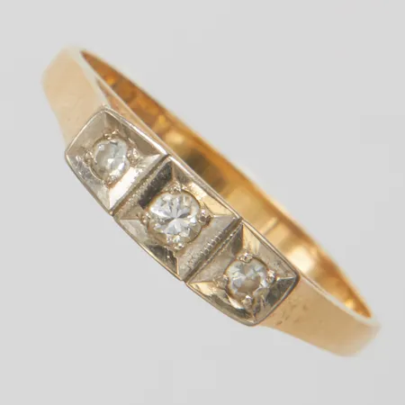 Ring med diamanter 3 x ca 0,03-0,05ct stl:19, bredd 2-4mm, höjd 6mm, fattning i vitguld, slitage, 18K Vikt: 3,6 g