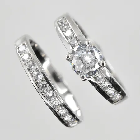 2 ringar med vita stenar, stl 17¼, bredd 2-6mm, silver 925/1000. Vikt: 4,8 g
