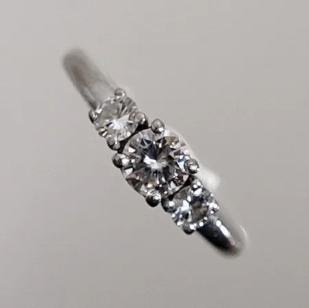 Ring i vitguld med moissaniter stl: 17.5mm bredd: 2-5.1mm. 18k  Vikt: 3,7 g