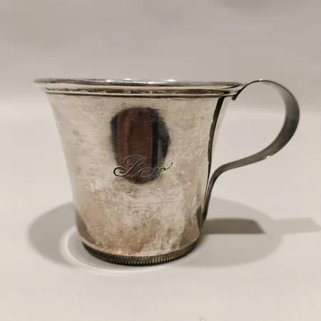 Dopmugg höjd 6,5cm Reibing N år 1947, personlig gravyr Silver 830/1000  Vikt: 65,6 g