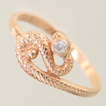 Ring med dekor av orm samt en vit sten stl:19¼ bredd 2-10mm 14K Vikt: 2,9 g