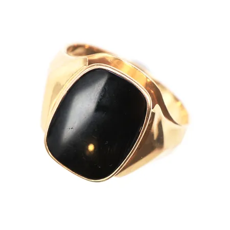 Klackring med onyx, stl:22, bredd 4,3-16,5mm, repor på sten, 18K. Vikt: 5,7 g
