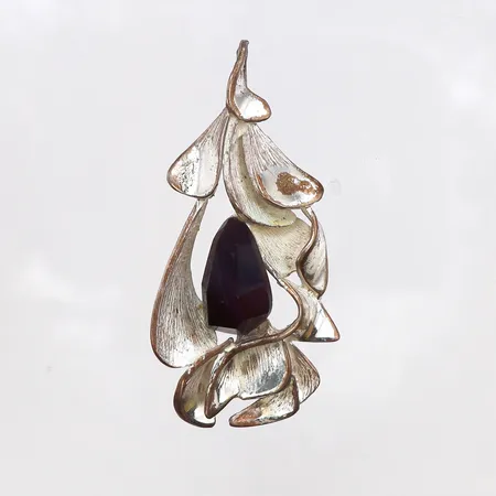 Hänge med ametist, längd 59,5mm, bredd 3,2-29,5mm, 925/1000 silver. Vikt: 15,3 g