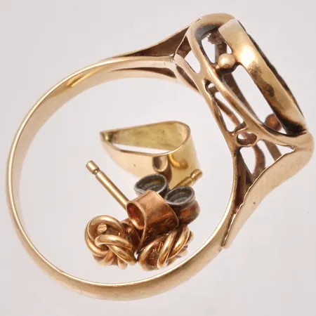Diverse defekt guld, 18K, vikt 4,7g.