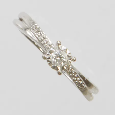 Ring med briljantslipad diamant 1 x ca 0,08ct + åttkantslipade diamanter 10 x ca 0,025ct, stl: 16, bredd: 2-4mm, vitguld, GHA, 18K Vikt: 2,9 g