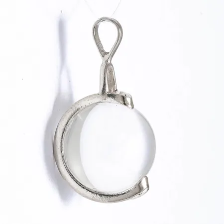 Hänge i silver med en klar kula Ø 14 mm. Längd 28 mm inkl. ögla. Vikt 4,6g 925/1000.