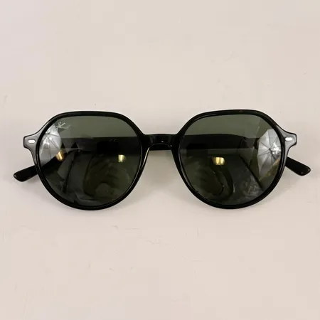 RayBan solglasögon Thalia, modell RB 2195, Svarta, repigt glas, inga tillbehör.