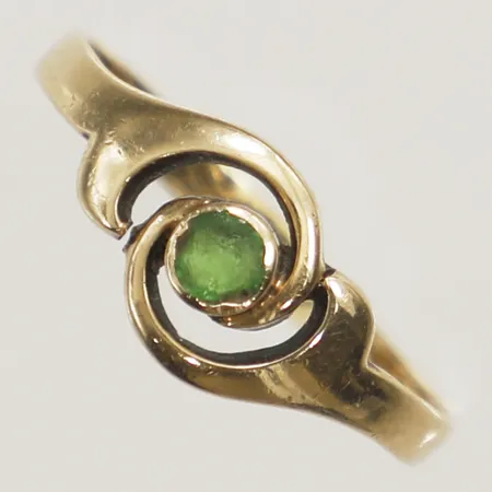 Ring med grön sten stl:17½ bredd 2,3mm gravyr 14K Vikt: 1,7 g