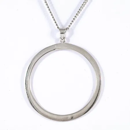 Hänge cirkel i silver med en 70 cm lång pansarkedja i silver. Hänge Ø 44,3 mm. Vikt 13,2g 925/1000.