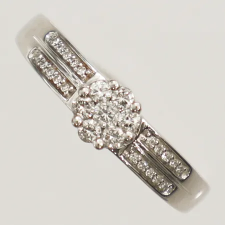Ring med diamanter 7xca0,02ct samt 20x0,0025ct stl:17½, bredd 2-5,7mm vitguld 18K Vikt: 4 g