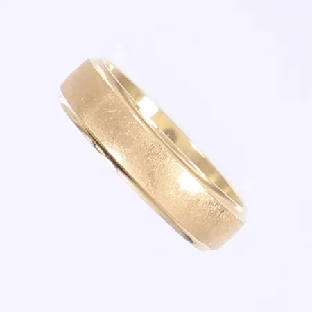 Ring med borstad yta stl 16½ bredd 5mm gravyr 18K Vikt: 4,7 g