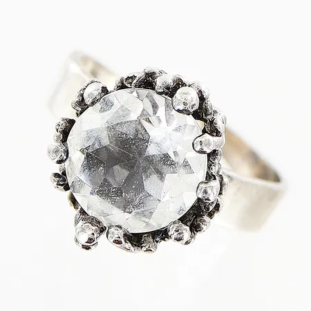 Ring med vit sten stl:17½, reglerbar skena något skev, bredd 3-14mm, silver 830/1000. Vikt: 5,2 g
