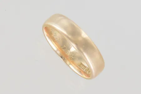 Ring stl:18½ bredd 5 mm, graverad 18K  Vikt: 5,8 g