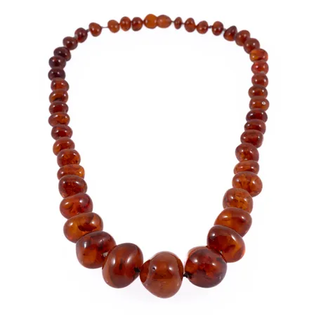 Collier bärnsten längd 57cm bredd ca 8-27mm, skruvlås, ena sidan av lås lagad med lim.