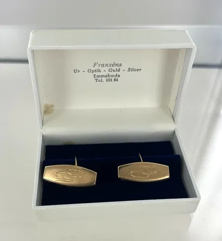 Ett par manschettknappar bredd 3x1 cm, graverad 18K  Vikt: 7,7 g