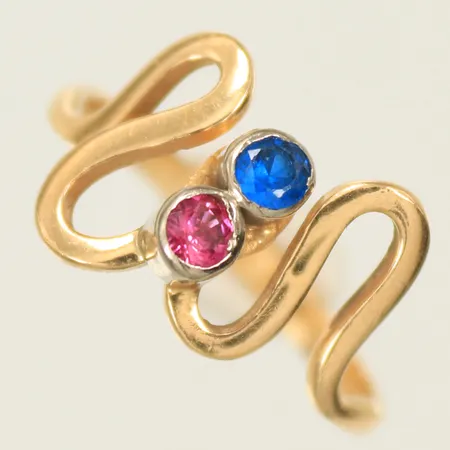 Ring 18K med blå och röd sten, stl 17 bredd 2-11mm, 18K 2,8g totalt