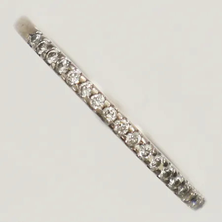 Ring med diamanter 18x0,0075ct stl:16¾, bredd 1,3mm GHA 18K  Vikt: 1,9 g
